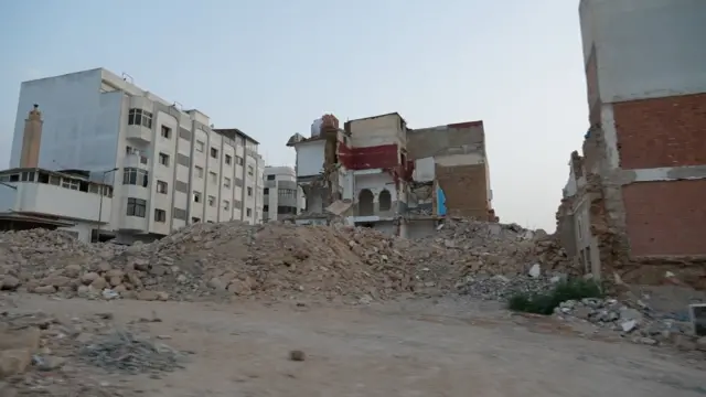 صور لبنايتين تم هدمهما بالكامل.