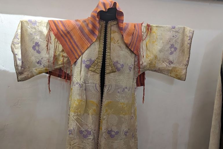 قطعة نادرة بتطريز ذهبي