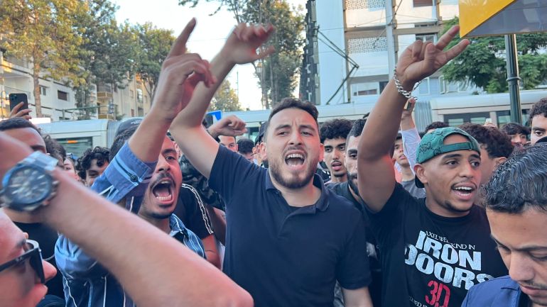 وتتمحور مطالب المتظاهرين حول مجالات الصحة والتعليم وحرية التعبير