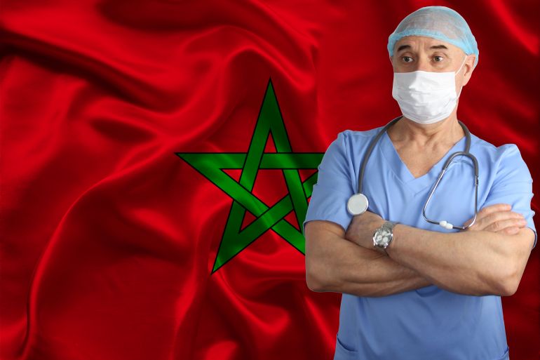 طبيب ذكر مع سماعة الطبيب على خلفية العلم الوطني الحريري المغربي والرعاية الصحية الوطنية والصحة والتأمين والسياحة