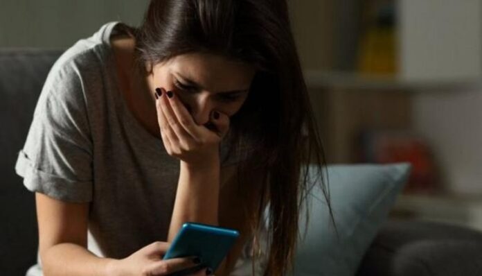 الإباحية الانتقامية: عندما يصبح الفضاء الرقمي مقبرة رمزية للنساء

