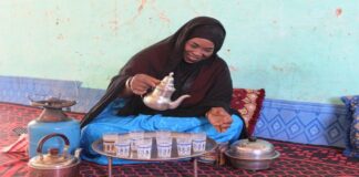 التنوع البشري بالمغرب – في وادي درعة جلست الثقافات وغنت: تناغم فني مغربي وعرب طاطا وأمازيغي وإفريقي | القنطرة.دي التنوع البشري بالمغرب - في وادي درعة جلست الثقافات وغنت: تناغم فني مغربي وعرب طاطا وأمازيغي وإفريقي | القنطرة.دي