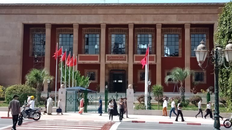 وفي يناير/كانون الثاني الماضي، قدمت أغلبية في البرلمان اقتراحا بتمديد إجازة الأبوة من ثلاثة أيام إلى 10 أيام.