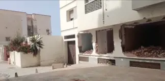 المغرب: منطقة المحيط… منازل مدمرة وأسئلة بلا إجابة – بي بي سي نيوز وهو عبارة عن مبنى مكون من طابقين، ويبدو أن الطابق الأول قد تم هدمه بالكامل.