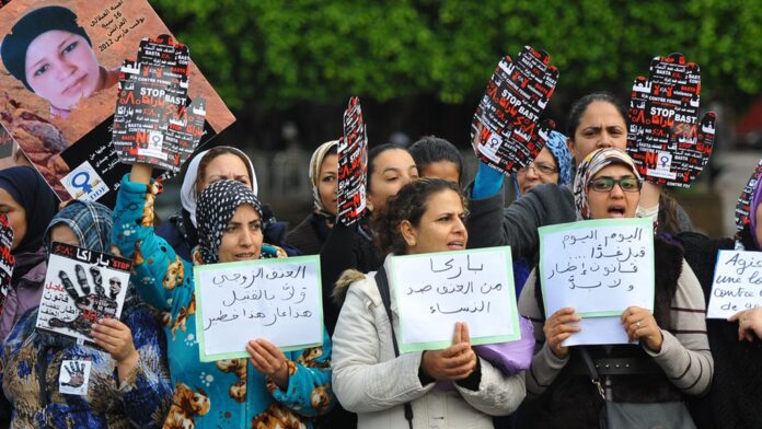 امرأة: "نحن نتعرض لجميع أشكال التحرش، بما في ذلك في الأماكن العامة وفي أماكن العمل المهنية والتطوعية."