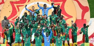 كأس الأمم الأفريقية: ما تقييمك لأداء المنتخب العربي وإدارة المغرب للبطولة؟ – بي بي سي نيوز العربية يحتفل لاعبو المنتخب السنغالي بفوزهم بلقب كأس الأمم الأفريقية، وهم يرتدون قمصان وسراويل وجوارب خضراء، باستثناء حارس المرمى إدوارد ميندي الذي يرتدي تيشيرت وشورت وجوارب زرقاء. ويرتدي اللاعبون السنغاليون، بقيادة نجم الفريق ساديو ماني، الميداليات الذهبية ويحملون كأس البطولة.