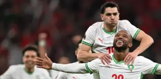 ما رأيك في أداء المنتخب العربي في كأس الأمم الأفريقية بالمغرب؟ – بي بي سي نيوز العربية صورة للاعب منتخب مغربي وهو يقفز على أكتاف زملائه في الملعب أثناء احتفاله بتسجيل الهدف الثاني في مباراة المغرب وزامبيا التي انتهت بفوز المغرب 3-0.