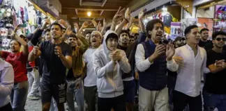 مظاهرات المغرب: احتجاجات الشباب تمتد إلى مواقع التواصل الاجتماعي – بي بي سي نيوز متظاهرون يرددون شعارات تطالب بإصلاحات في قطاعي الصحة العامة والتعليم خلال مظاهرة شبابية في أحد أسواق الرباط في 29 سبتمبر 2025.