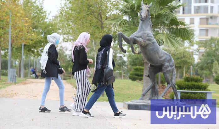وتتهم الجماعات النسائية 