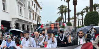 وتتواصل الاحتجاجات الهادفة إلى دعم غزة ورفض التطبيع في المغرب العاملون في المجال الطبي يشاركون في مسيرة الرباط