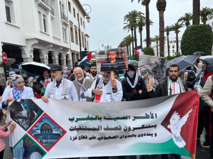 العاملون في المجال الطبي يشاركون في مسيرة الرباط