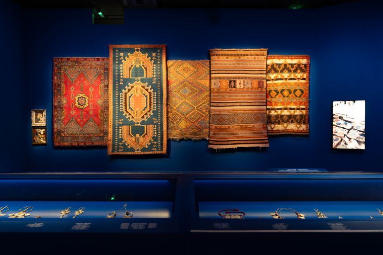 ومن بين المعروضات السلع الجلدية والمنسوجات والسجاد والفخار والأشياء الزخرفية والمشغولات الخشبية.