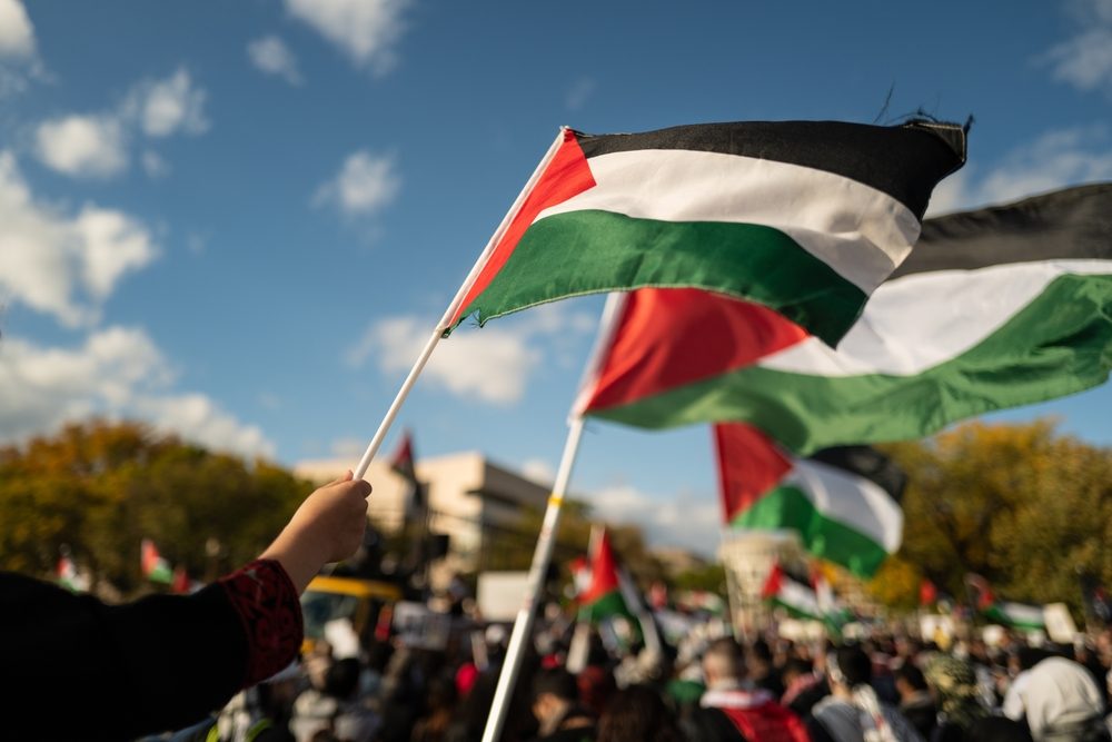 <strong>القضية الفلسطينية في شعر المرهون</strong>/Shutterstock ” class=”wp-image-1154327 js-lazy-me” data-lazy-source=”https://soopri.com/wp-content/uploads/2026/09/1788351600_304_وهي-مدرجة-في-قائمة-التراث-العالمي-لليونسكو-ما-هو-فن.jpg”/><figcaption><strong>القضية الفلسطينية في شعر المرهون </strong>/shutterstock </figcaption></figure>
<p>ويشير الباحث عبد الصمد بلكبير إلى أن هذه القصائد تعكس في سياق معقد اندماج الشعراء الشعبيين مع القضايا الوطنية والوطنية، مما يؤكد دورهم في إيصال رسالة مشتركة. وفي هذا السياق يبرز الحاج محمد بن عمر أمير مراكش الذي قدم بشعره الكبير مساهمة كبيرة في القضايا الاجتماعية والوطنية.</p>
<p>وفي قصيدة كتبها أثناء حرب فلسطين عام 1967، يناشد الشيخ: “دافعوا عن القدس ساعدونا. يا أهل الليماني انصروا ديننا… واحموا القدس من أعداء اليهود”.</p>
<p>وتعتبر هذه الكلمات شاهدة على رد فعل الشعر الشعبي على أحداث العصور العظيمة، إذ تؤكد على دور الشعر الشعبي في تسليط الضوء على “حقائق أمة عظيمة”.</p>
<h2 class=