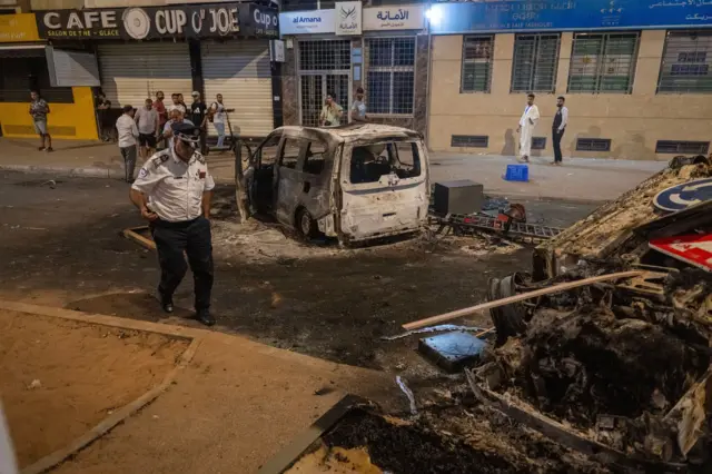 اشتعلت النيران في سيارة خلال احتجاج قاده الشباب للمطالبة بإصلاحات في مجالي الصحة والتعليم في المغرب، 1 ​​أكتوبر 2025.