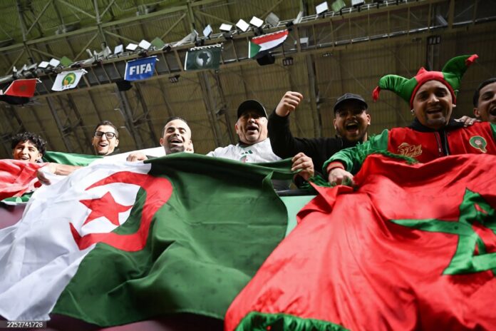 الجماهير المغربية والجزائرية معا. (×)