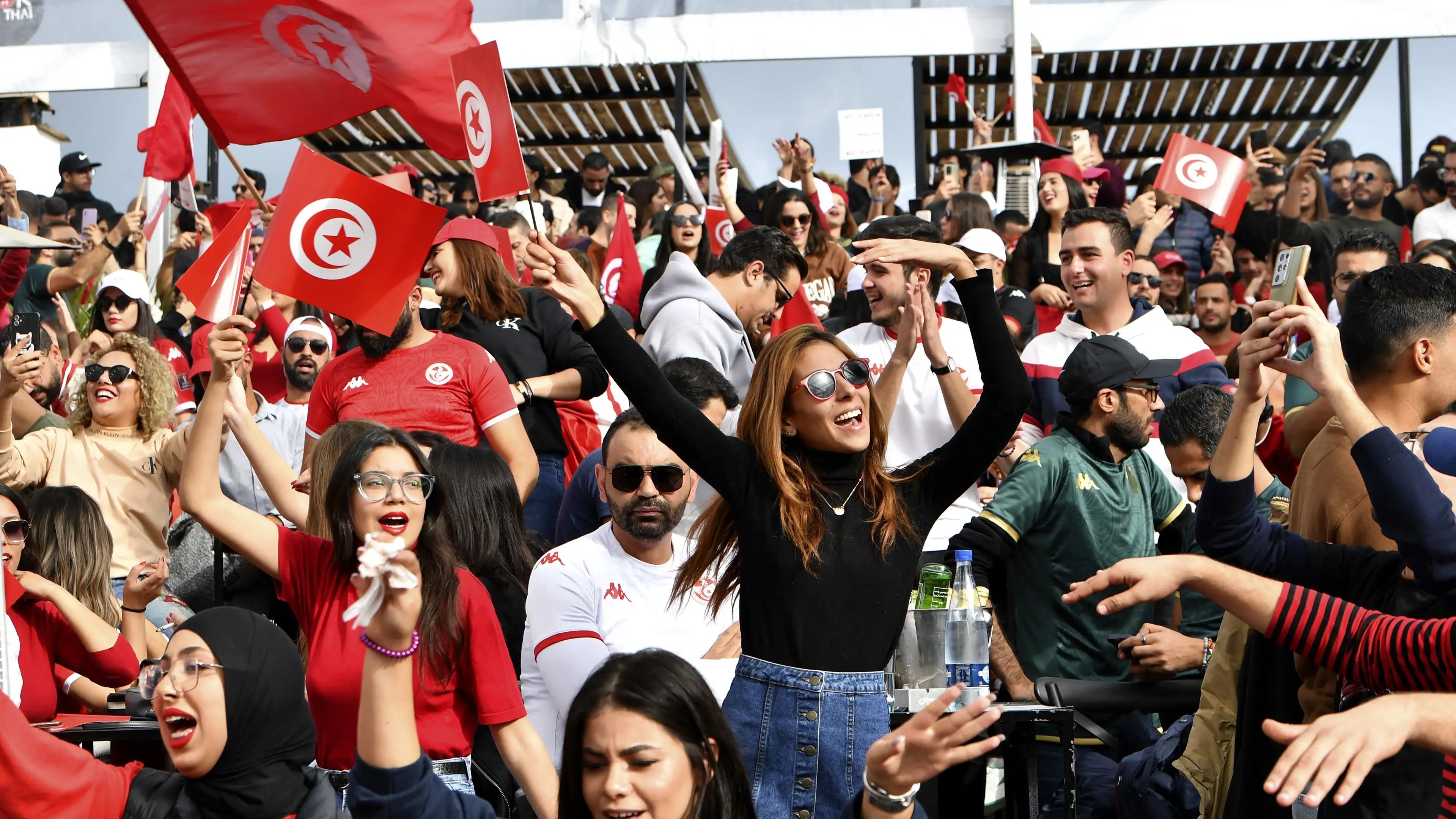 المشجعين التونسيين يشجعون المغرب والجزائر.